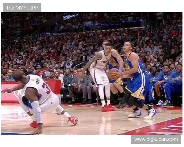 过人穿裆后插上完美配合兜射远角进球简直绝了震撼全场